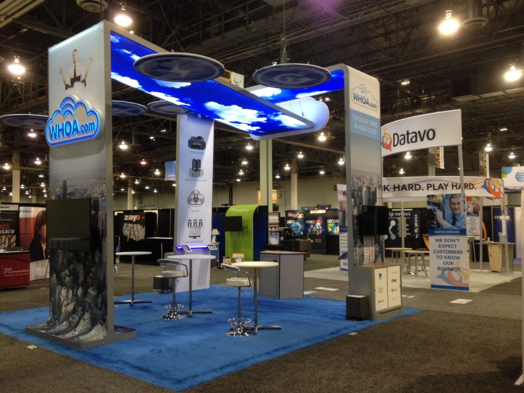 Trade show booths Miami featuring blue carpet set against a blue sky backdrop.